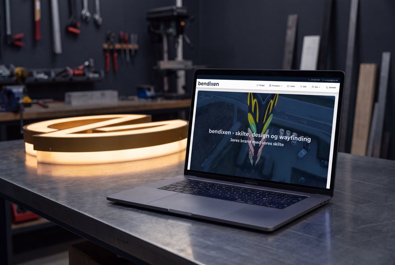 Bendixen – forside vist på MacBook