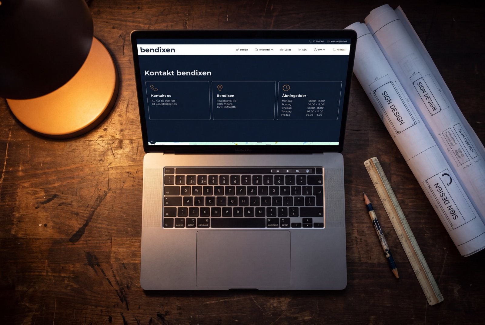 Bendixen – kontaktside vist på MacBook