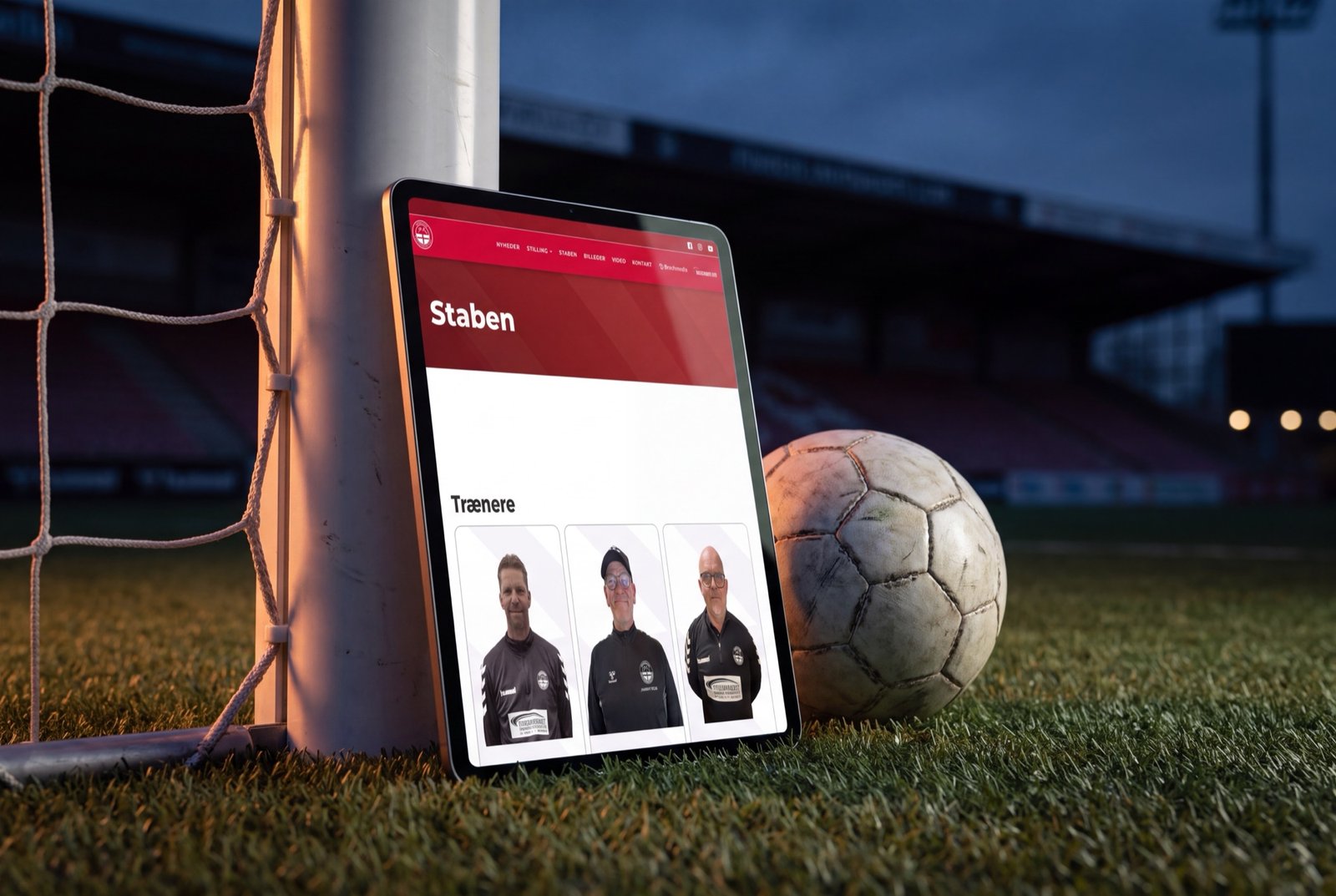 Sparkær IF – trænerstaben vist på iPad